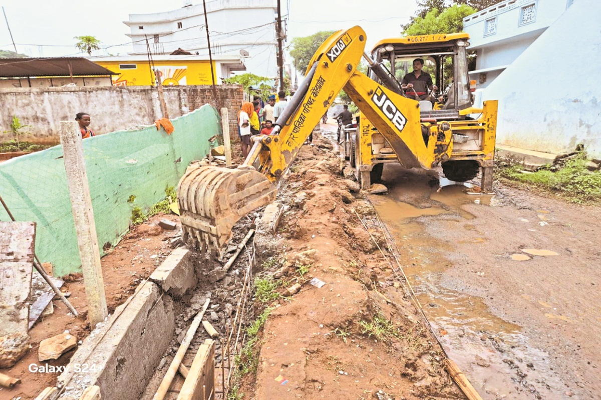 CG News: नगर पालिका के अधिकारियों ने जेसीबी बुलाकर तुड़वा दी नाली, ठेकेदारों को
सख्त कार्रवाई के दिए निर्देश
