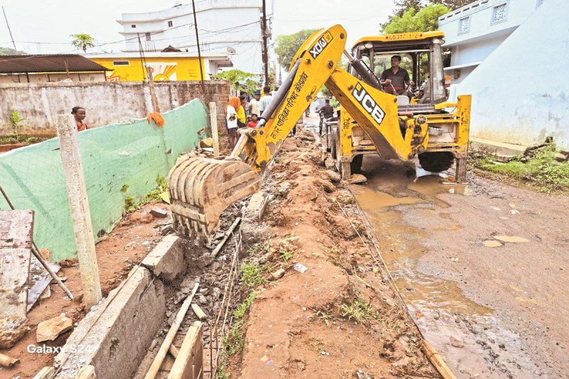 नाली निर्माण में चली जेसीबी (Photo- Patrika)