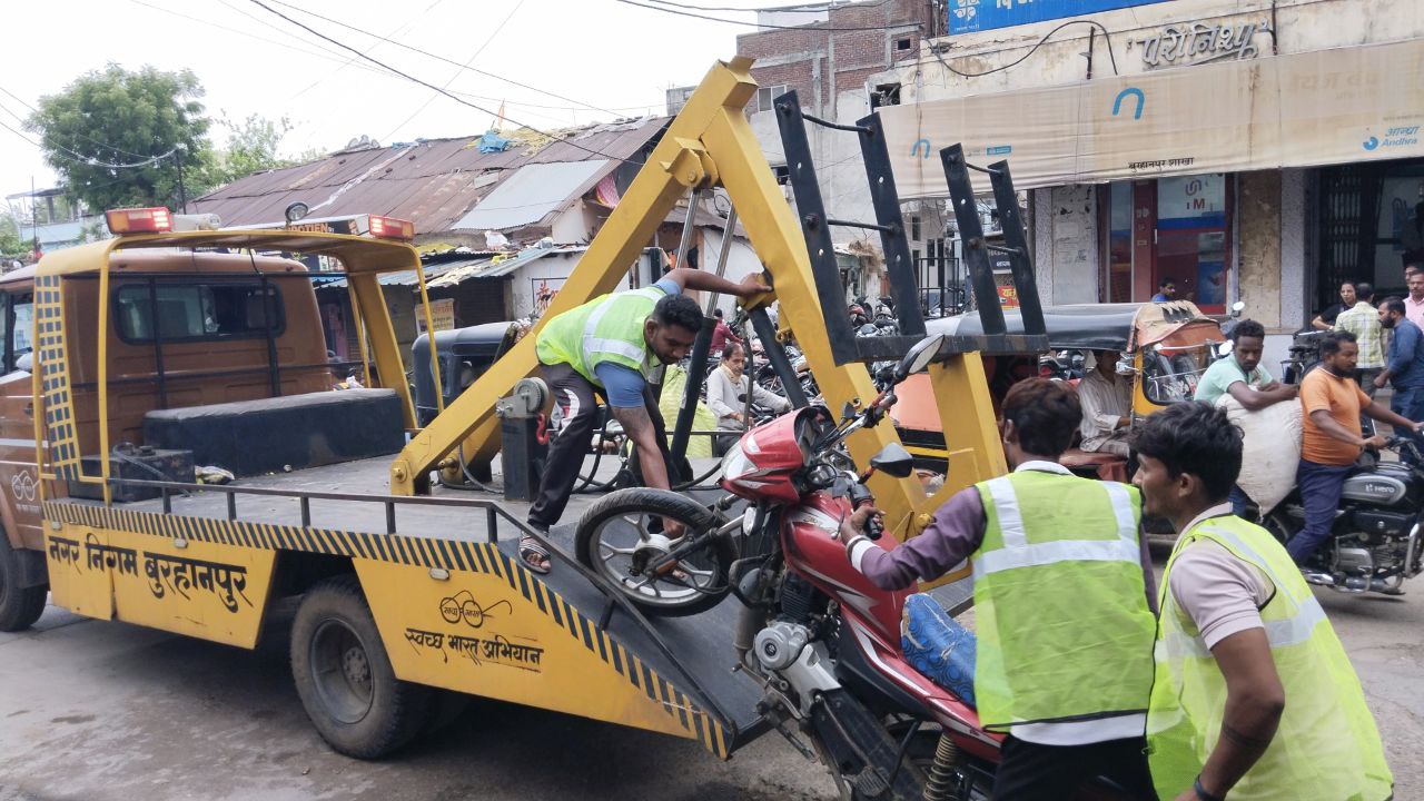 बसों में नहीं मिला पैनिक बटन, बाइक की जब्त