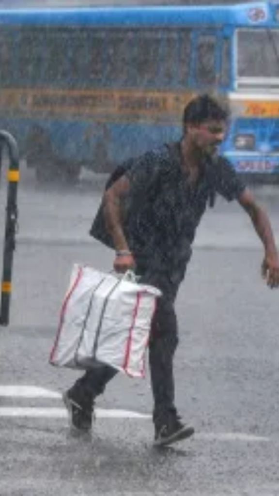 Rain Alert: तेज हवाओं के साथ इन जिलों में होगी बारिश, अगले 4 दिनों तक ऐसा रहेगा मौसम...