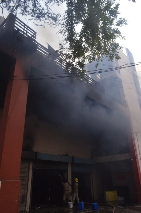 Raipur News:एलईडी लाइट गोदाम में लगी भीषण आग, बना धुंए का गुबार, देखें 
