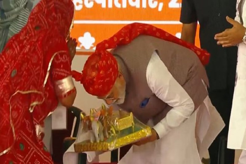 PM Modi and Sumitra Sen