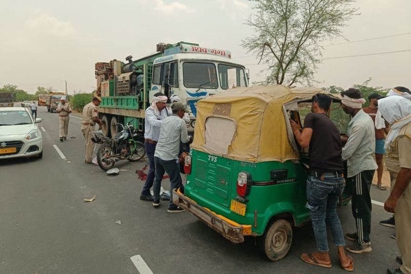 सडक़ हादसे में चचेरे भाइयों समेत 3 की मौत 3 including cousins died in road accident