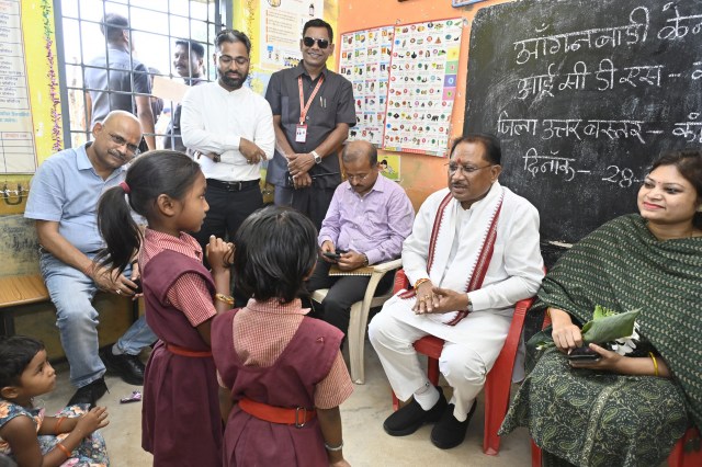 Sushasan Tihar: मुख्यमंत्री अचानक पहुंचे मांदरी गांव के आँगनबाड़ी केंद्र, बच्चों ने सुनाई कविता, देखें