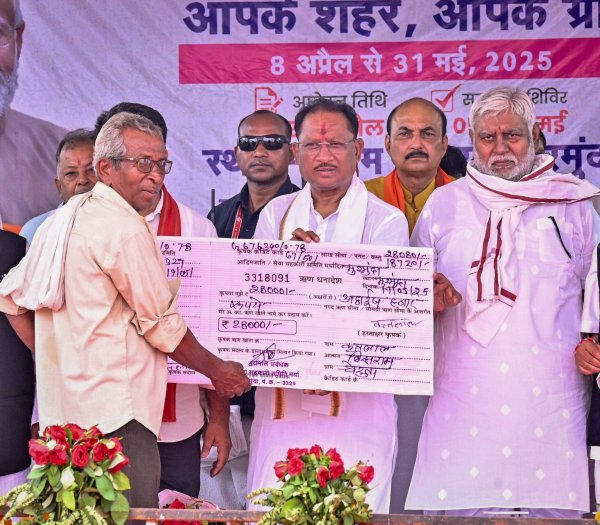 जनसेवा का नया अध्याय लिख रहा है सुशासन तिहार, CM साय ने हितग्राहियों को दिया चेक, देखें PHOTO