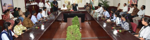 CG News: राज्यपाल ने मेधावी विद्यार्थियों का किया सम्मान, पांच-पांच हजार रूपये प्रोत्साहन राशि दी, देखें 
