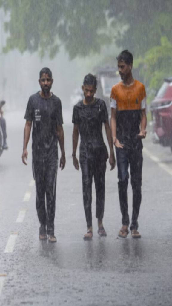 Weather Forecast: अगले 3 घंटे में कई इलाकों में होगी बारिश, मौसम विभाग ने जताई संभावना
