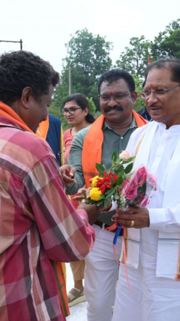 CM को अचानक देख गदगद हुए लोग, पारंपरिक नृत्य करके खुशी का किया इजहार