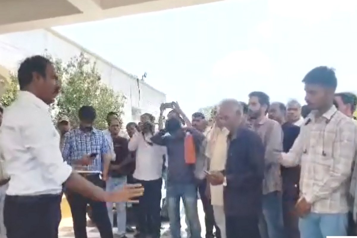 Video: कलेक्टर ने कृषकों को हाइड्रोपोनिक कृषि के लिए हैप्पी सीडर का उपयोग करने
की दी समझाइश