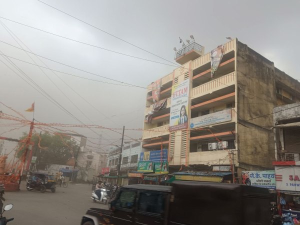 CG News: छत्तीसगढ़ में कहीं गिरे ओले, कहीं हुई बारिश, सड़को पर जमा हुआ पानी, देखें 
