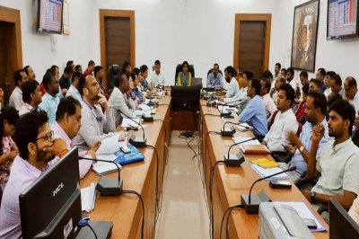 बैठक में जानकारी लेकर निर्देश देतीं कलेक्टर।