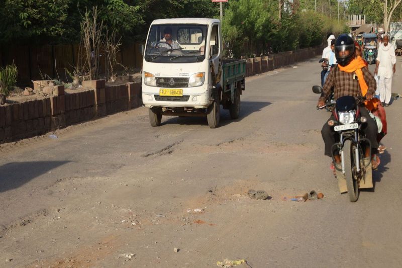 फर्म ब्लैक लिस्टेड होने से सडक़ निर्माण कार्यों में देरी, अब जून तक इंतजार Delay in road construction work due to firm being blacklisted, now waiting till June