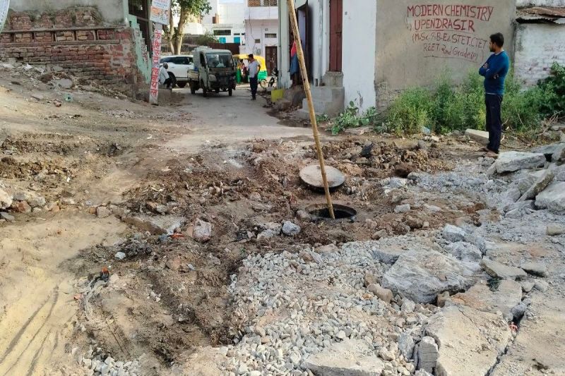 सीसी सडक़ में दबा चैम्बर ढक्कन, 5घंटे तक जूझते रहे श्रमिक The chamber lid got stuck in the CC road, workers struggled for 5 hours