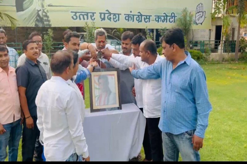 कांग्रेस कार्यालय में राहुल गांधी की तस्वीर पर दुग्धाभिषेक, प्रवक्ता सचिन रावत ने कहा,"जाति आधारित जनगणना की आवाज को राष्ट्रीय मंच देने वाले पहले नेता"