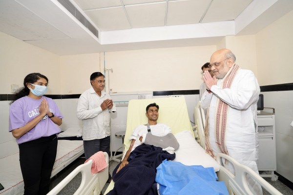 नक्सली मुठभेड़ में घायल जवानों से मिले अमित शाह, बोले - देश को अपने वीर जवानों गर्व है... देखें तस्वीरें