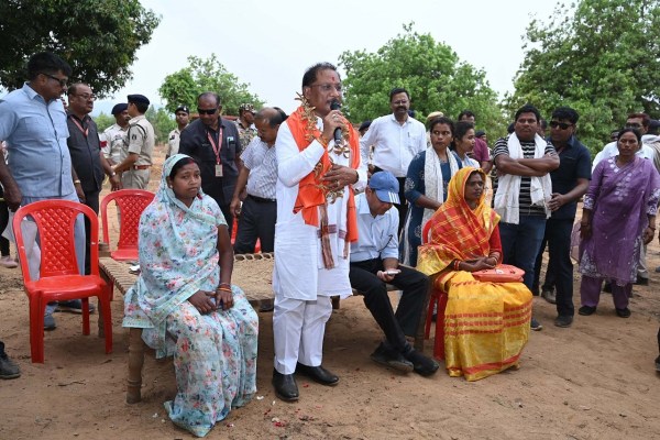 CG News: तेज हवाओं के बीच इस गांव में अचानक उतरा CM साय का हेलिकॉप्टर, देखकर उमड़ी लोगों की भीड़, किया संवाद