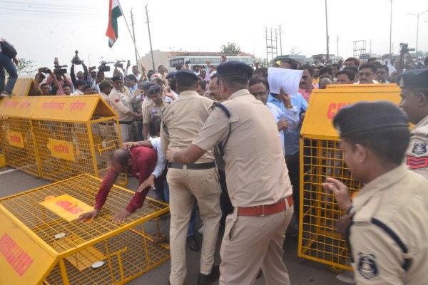 छत्तीसगढ़ में युक्तियुक्तकरण का विरोध... मंत्रालय घेरने निकले टीचर्स को पुलिस ने रोका, जमकर हुई नारेबाजी, देखें Photos
