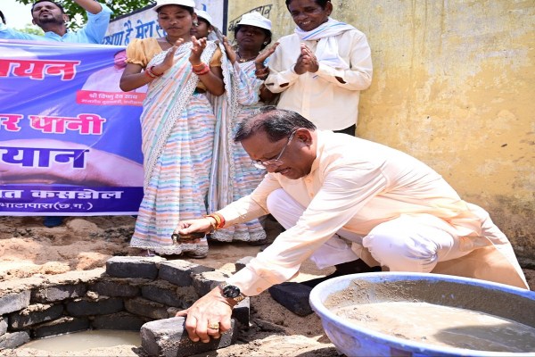 700 रुपए देकर CM साय ने खरीदा पर्रा, धुकना व सुपा…कमार बस्ती में बांस शिल्प को सराहा, देखें तस्वीरें