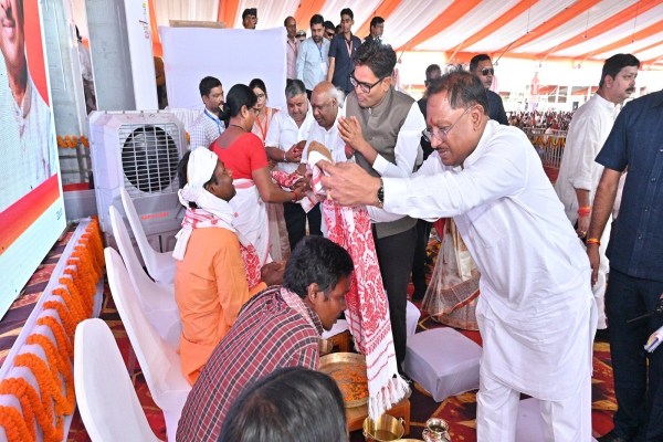 CG News: केंद्रीय मंत्री शिवराज सिंह, CM साय समेत अन्य मंत्रियों ने पीएम आवास के हितग्राहियों के पाँव पखारे, देखें तस्वीरें
