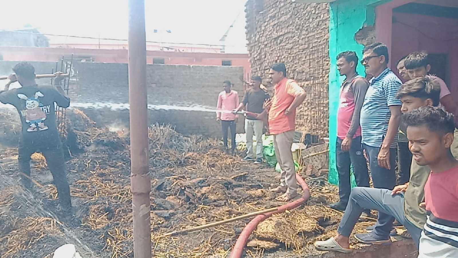 आग लगने पर पल भर जलकर राख हो जाती हैं गृहस्थी