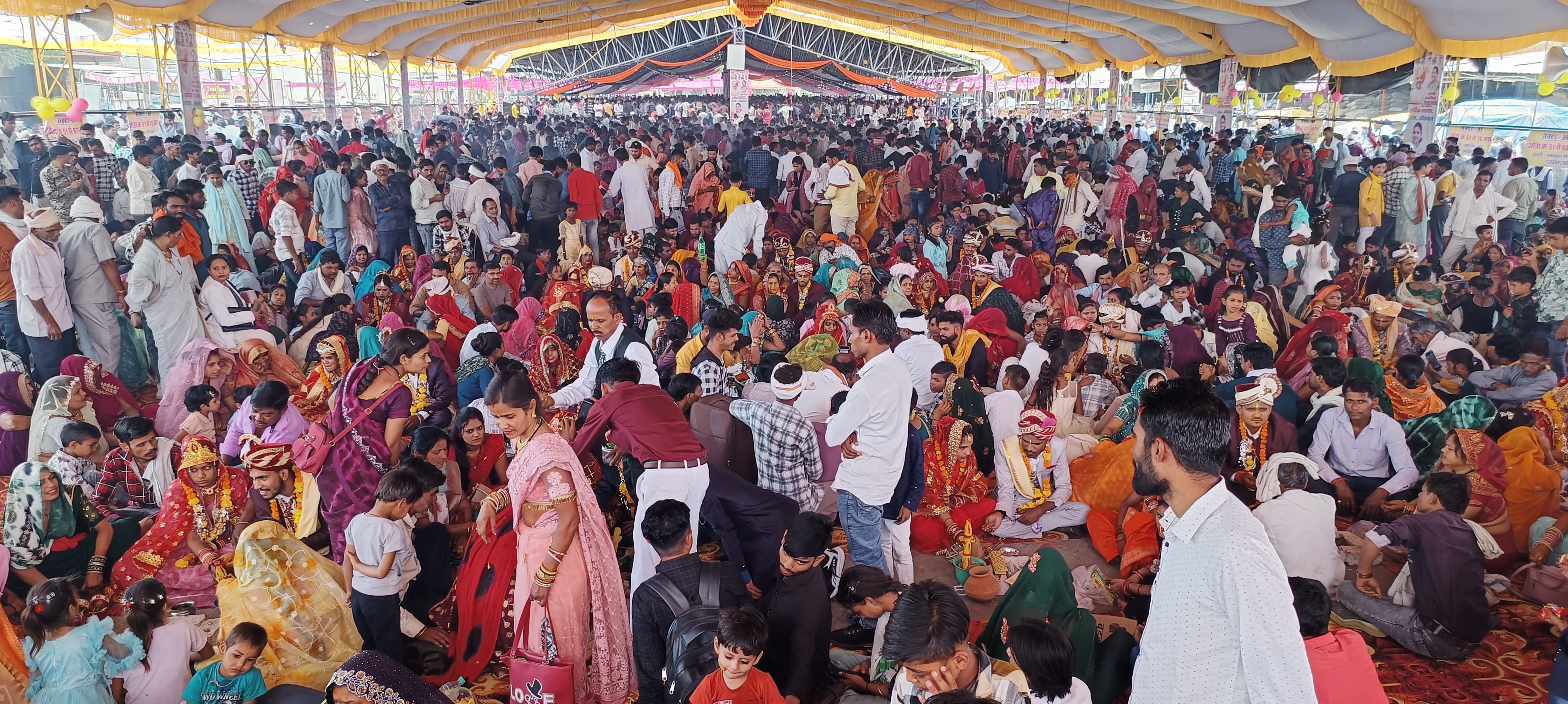 377 couples took the vows amidst the sound of Shehnai, 13 accepted Nikaah