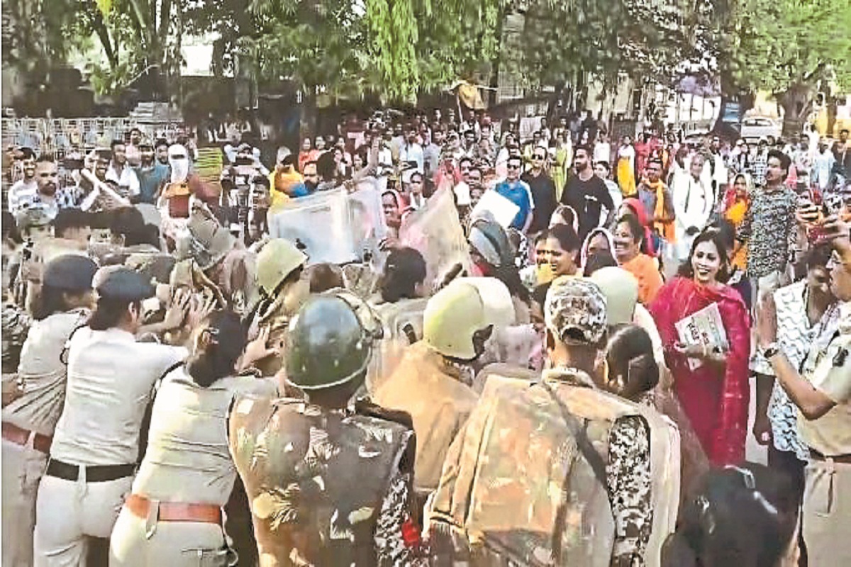 CG News: किसानों के साथ कांग्रेसियों ने किया कलेक्टोरेट का घेराव, पुलिस के साथ
जमकर हुई झूमाझटकी
