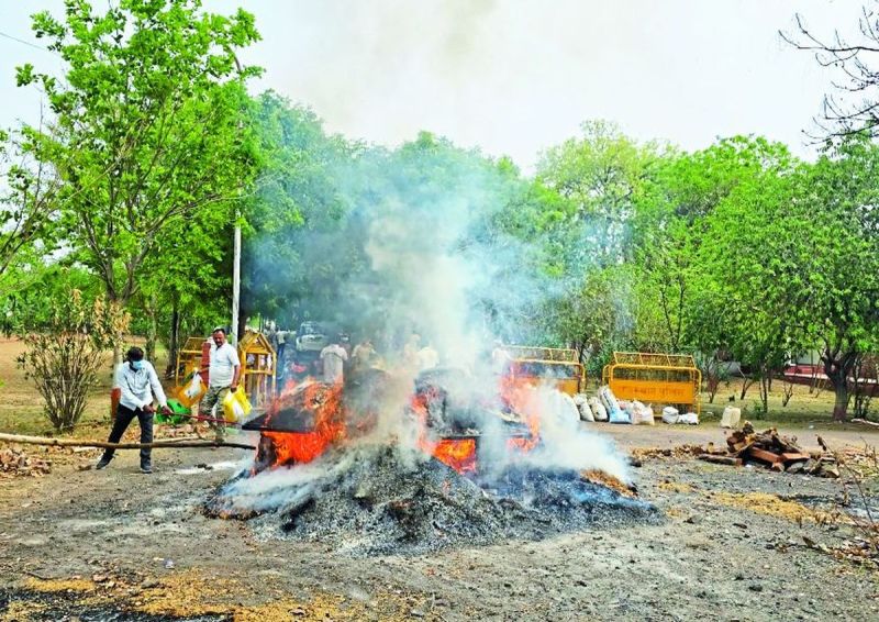 जिला औषधि व्ययन समिति (ड्रग्स डिस्पोजल कमेटी) की ओर से शुक्रवार को रिजर्व पुलिस लाइन बारां में एनडीपीएस एक्ट में जब्तशुुदा मादक पदार्थों को जलाया गया। इनकी कीमत पौने चार करोड़ ररुपए बताई गई है।
