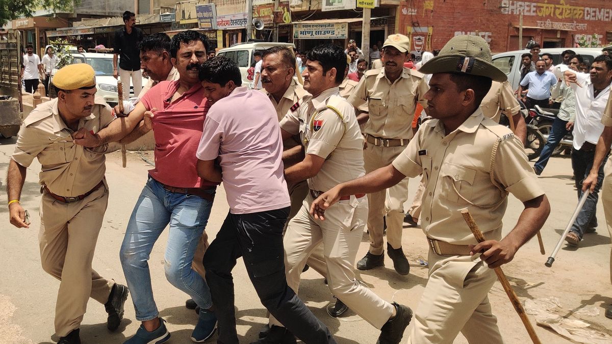 प्रदर्शनकारियों व पुलिस में झड़प : अतिक्रमण हटाने के दौरान पुलिस बल मुहैया नहीं
करवाने का आरोप