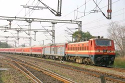 Railway News: गर्मी में ट्रेनों की देरी से यात्री बेहाल: लखनऊ में नियमित और समर
स्पेशल ट्रेनों का संचालन प्रभावित - image