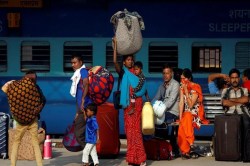 Train Route Changes: पंजाब मेल समेत कई ट्रेनों का बदला मार्ग, लखनऊ मंडल में आठ
घंटे का ट्रैफिक ब्लॉक - image