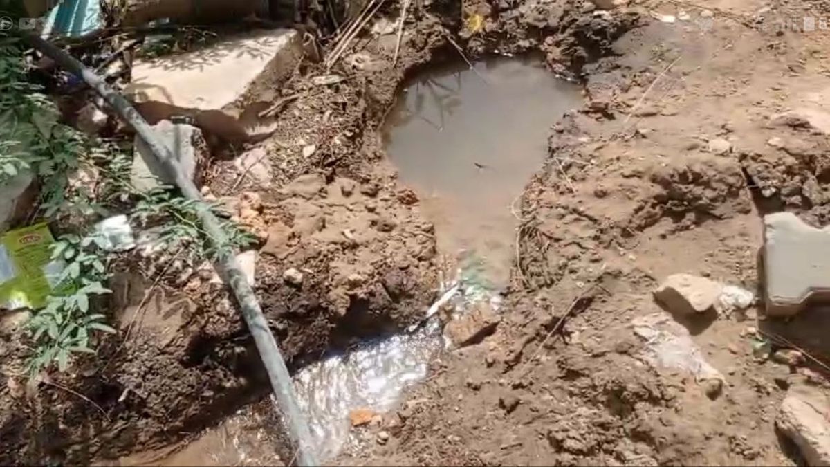 Watch Video: टूटी पानी की पाइप लाइन, लाखों लीटर व्यर्थ बह रहा पानी