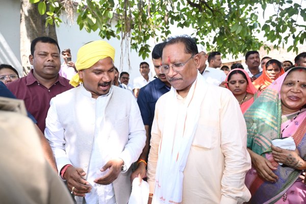 CM साय ने बरगद के पेड़ के नीचे चौपाल में ग्रामवासियों से की बातचीत, देखें Photo..