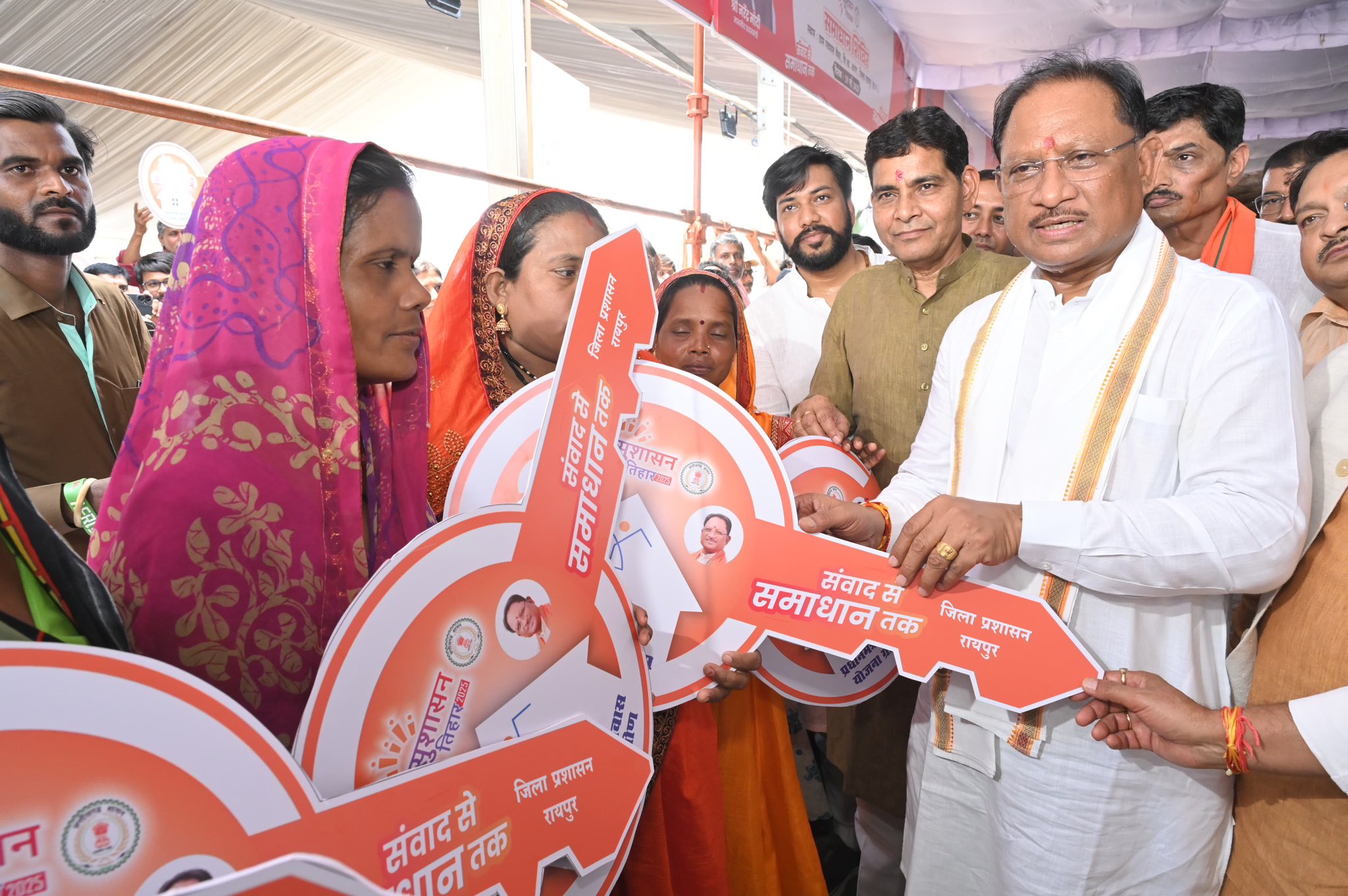 CM साय ने 110 परिवारों को दिया PM आवास की चाबी, कहा- सुशासन से संवर रहा है,
छत्तीसगढ़ आगे बढ़ रहा है.. PHOTO