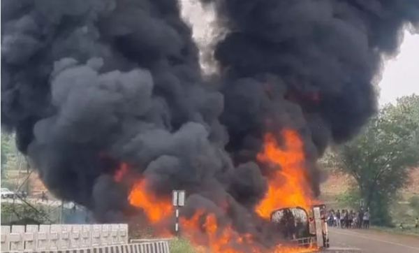 CG News: आग की चपेट में डीजल टैंकर, दूर- दूर तक दिखाई दे रही लपटें, देखें 
