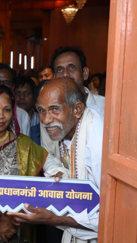 PM Awas Yojana: CM साय ने हितग्राही को दी नए आवास की चाबी...