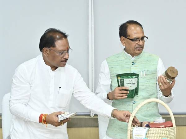 रायपुर में केंद्रीय कृषि मंत्री शिवराज सिंह चौहान ने CM साय से की मुलाकात , देखें Photo...