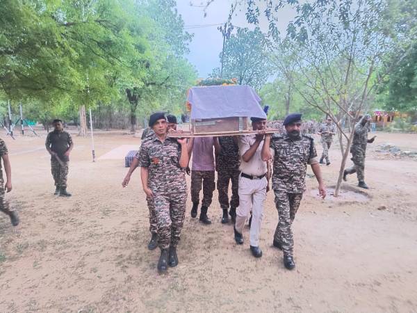 CRPF के जवानों ने 228 बटालियन के K9 रोलो का किया अंतिम संस्कार, देखें Photo..