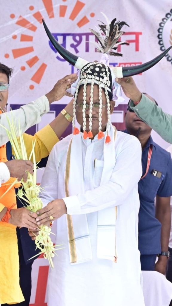 CM को अचानक देख गदगद हुए लोग, पारंपरिक नृत्य करके खुशी का किया इजहार