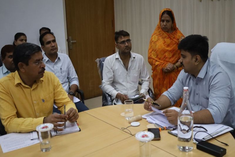 किसान ने सुनाई व्यथा, डीएम बोले- 24 घंटे में दें कृषि कनेक्शन The farmer narrated his plight, DM said- give agricultural connection within 24 hours