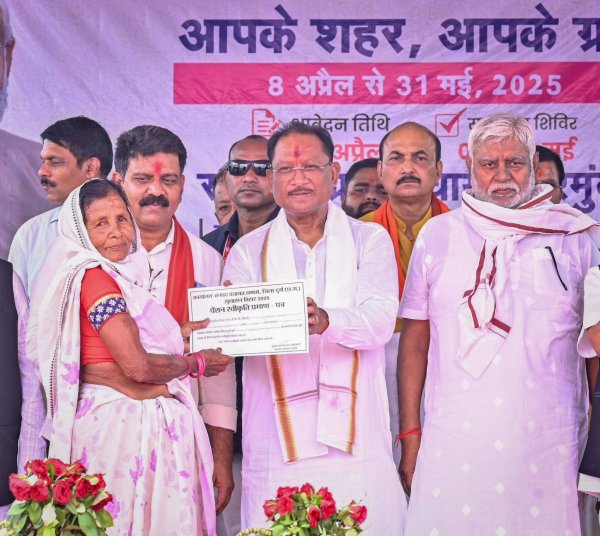 जनसेवा का नया अध्याय लिख रहा है सुशासन तिहार, CM साय ने हितग्राहियों को दिया चेक, देखें PHOTO