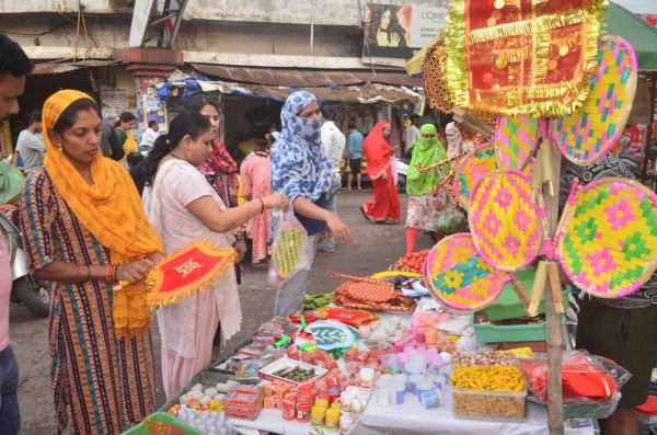 Vat Savitri 2025: वट सावित्री पूजन के लिए सजा बाजार, बरगद के नीचे आज सुहागिनों का मेला, देखें