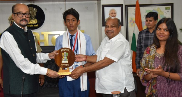 CG News: राज्यपाल ने मेधावी विद्यार्थियों का किया सम्मान, पांच-पांच हजार रूपये प्रोत्साहन राशि दी, देखें 
