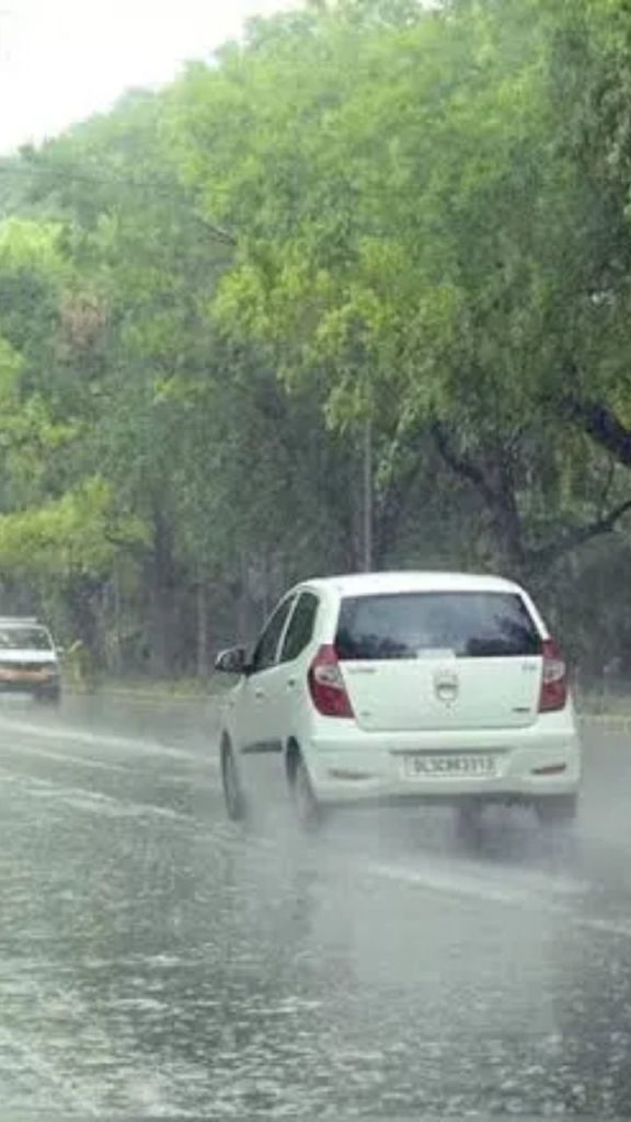 Weather Forecast: अगले 3 घंटे में कई इलाकों में होगी बारिश, मौसम विभाग ने जताई संभावना
