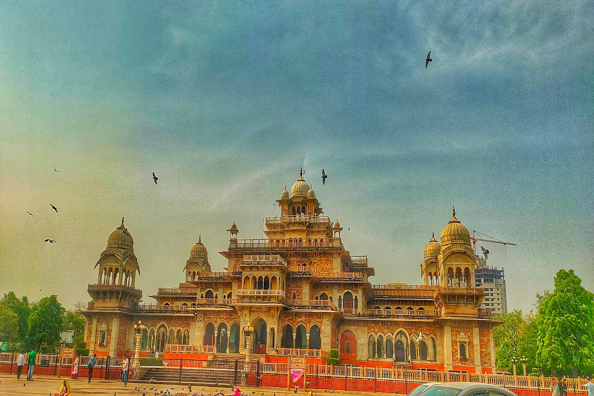Rajasthan Weather : जयपुर में बादलों की वजह से मौसम का मिजाज नरम, तापमान में
गिरावट