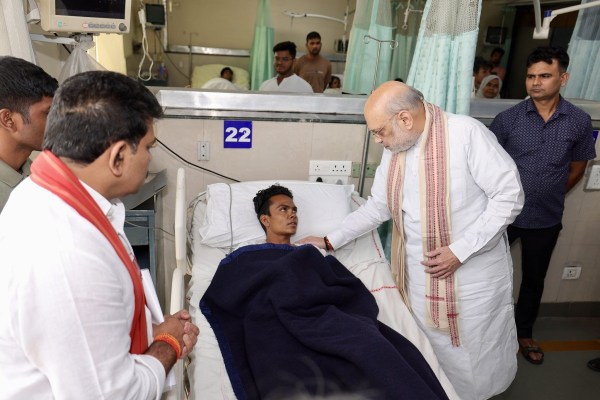 नक्सली मुठभेड़ में घायल जवानों से मिले अमित शाह, बोले - देश को अपने वीर जवानों गर्व है... देखें तस्वीरें