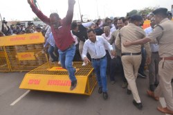 छत्तीसगढ़ में युक्तियुक्तकरण का विरोध… मंत्रालय घेरने निकले टीचर्स को पुलिस ने
रोका, जमकर हुई नारेबाजी, देखें Photos - image