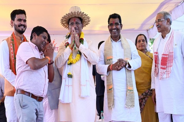 700 रुपए देकर CM साय ने खरीदा पर्रा, धुकना व सुपा…कमार बस्ती में बांस शिल्प को सराहा, देखें तस्वीरें