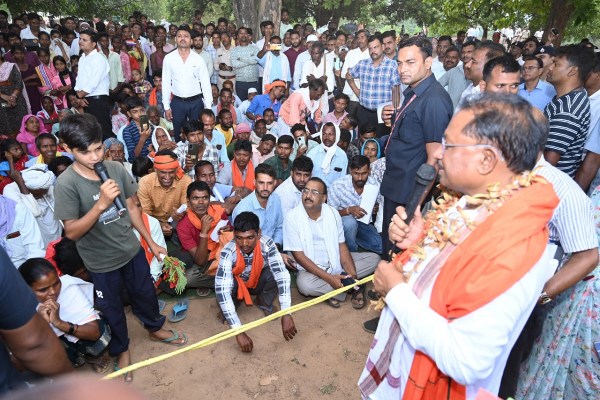 CG News: तेज हवाओं के बीच इस गांव में अचानक उतरा CM साय का हेलिकॉप्टर, देखकर उमड़ी लोगों की भीड़, किया संवाद