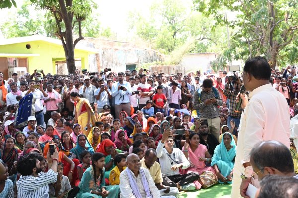 CM साय ने बरगद के पेड़ के नीचे चौपाल में ग्रामवासियों से की बातचीत, देखें Photo..