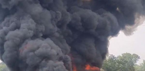 CG News: आग की चपेट में डीजल टैंकर, दूर- दूर तक दिखाई दे रही लपटें, देखें 
